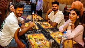 Video : ધનશ્રી નહીં પરંતુ આ બોલ્ડ હસીનાને ડેટ કરી રહ્યો છે શ્રેયસ ઐય્યર, જાણો કોણ છે આ ખૂબસૂરત હસીના?