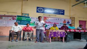 Surat: વિકસિત સંકલ્પ યાત્રાના રથોનું ગામે ગામ ભવ્ય સ્વાગત, સુરત પહોંચી યાત્રા