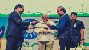 ભૂકંપ પછીની પ્રતિકૂળતામાંથી ઉભરીને વૈશ્વિક રોકાણ હબ બન્યું ગુજરાત
