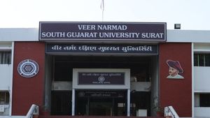 Surat: પેપરમાં લખી લવ સ્ટોરી, ગાળો અને કામસૂત્ર, પછી વિદ્યાર્થીઓના થયા આવા હાલ