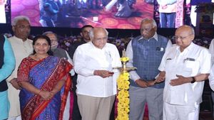 CM ભૂપેન્દ્ર પટેલે અમદાવાદ ખાતે વાઇબ્રન્ટ કાંકરિયા કાર્નિવલ 2023નો પ્રારંભ કરાવ્યો