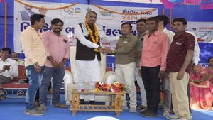 રાઘવજીભાઈ પટેલના અધ્યક્ષસ્થાને જામનગરના ઘુંઘાવમાં વિકસિત ભારત સંકલ્પ યાત્રા કાર્યક્રમ યોજાયો