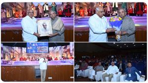 CMએ પીઢ ગુજરાતી ગાયક અને સંગીતકાર ગૌરાંગ વ્યાસનું સન્માન કર્યું
