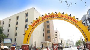 અમદાવાદ સિવિલ હોસ્પિટલની અનોખી પહેલ, OPDમાં દર્દી અને સ્વજનોને સ્ટાફ પીવાનું પાણી પહોંચાડશે