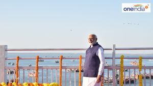 સુદર્શન સેતુના મુખ્ય આકર્ષણ વ્યુંઈંગ ગેલેરીથી સમુદ્ર દર્શન કરતા PM મોદી