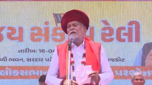 ઉમેદવારી નોંધાવતા પહેલા પરષોત્તમ રૂપાલાએ રોડ શો અને જાહેર સભા યોજી