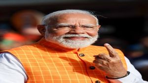 Gandhinagar Lok Sabha Election 2024: કેસરી જેકેટ પહેરી પીએમ મોદીએ આપ્યો મત, જુઓ Video