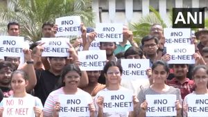 NEET UG Row: રાજકોટમાં NEETની પરીક્ષા ફરી લેવા સામે વિદ્યાર્થીઓએ કર્યું વિરોધ પ્રદર્શન
