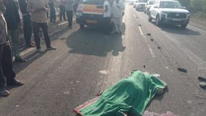 રાજકોટ-જામનગર હાઈવે પર અકસ્માત, બોલેરોચાલકે એક્ટિવાને મારી ટક્કર, 3 નાં મોત