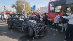 Ahmedabad Accident: ચાંદખેડામાં પૂરપાટ ઝડપે આવતી કારે AMTS બસને ટક્કર મારી, જૂઓ CCTV ફૂટેજ 