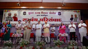 Surat News: કામરેજમાં ગૃહમંત્રી હર્ષ સંઘવીએ સરપંચો સાથે સંવાદ યોજી ગામની શાંતિ અને સુરક્ષા પર ભાર મૂક્યો
