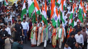 અમદાવાદ: કુબેરનગર ખાતે આવેલી આદર્શ સ્કૂલથી મેઘાણીનગર રામેશ્વર સર્કલ સુધી ભવ્ય 'Tiranga Yatra' યોજાઈ