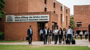 યુદ્ધની સ્થિતિ વચ્ચે IIM-Aનો મોટો નિર્ણય: દુબઈના MBA વિદ્યાર્થીઓ અમદાવાદ કેમ્પસમાં ભણશે