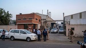 અમદાવાદના મયુર ડાયકેમ સાથે જોડાયેલા સ્થળો પર ઈન્કમટેક્સના દરોડા