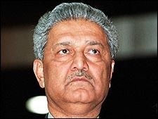 'क़दीर खान पर रोक-टोक न हो'