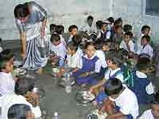 बिहार में बच्चों के पेट पर डाका! 