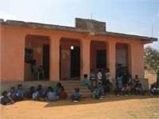 बच्चों को संवारने वाले फटेहाल