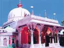 अजमेर दरगाह पर चढ़े फूलों से बनेगा इत्र 