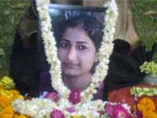 संकीर्णता-आधुनिकता के बीच झूलता भारतीय समाज