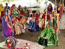 तीज पर सज गई मेंहदी, लगे झूले, साथ में घेवर की धूम 