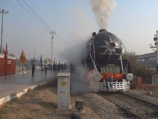 गदर फिल्‍म के स्‍टीम इंजन 'अकबर' की रोमांचक यात्रा, देखें वीडियो