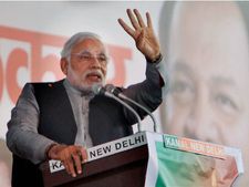 मोदी की दहाड़: कांग्रेस तो अंहकारी है और टीम केजरीवाल ने अन्‍ना की पीठ में चाकू मारा