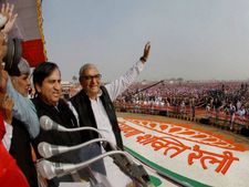 मीडिया नहीं दे रहा लाइन तो खिसिया रहे कांग्रेसी
