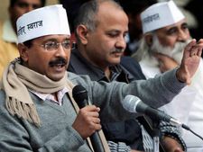 गांधी टोपी को लेकर आप और कांग्रेस कार्यकर्ताओं में हाथापाई 