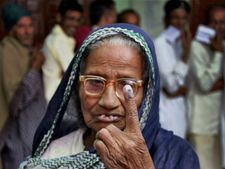 दिल्ली विधानसभा चुनाव में बजुर्गों ने भी दिखाया उत्साह