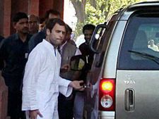 मतदान के लिए आधे घंटे लाइन में खड़े रहे राहुल गांधी 