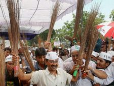 चुनाव में ज्यादा खर्च करने पर केजरीवाल को EC ने थामाया नोटिस