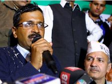 महिला से छेड़खानी मामले में फंसे विधायक धर्मेन्‍द्र कोली की केजरीवाल ने ली क्‍लास 
