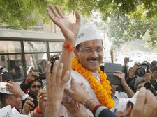 कार्यकर्ता से जूता साफ करवाकर 'आम' से 'खास' बने केजरीवाल