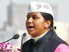 दिल्‍ली सरकार में मंत्री और 'आप' की राखी बिड़ला पर हमला, बाल-बाल बचीं 