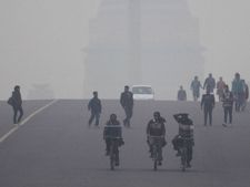 कोहरे की चादर में लिपटी दिल्ली, दिन में खुलेगा मौसम