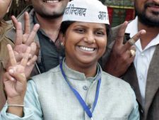 कार का शीशा टूटने पर राखी बिड़ला ने जो किया सही किया