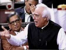 पहले हाथ और अब मिले गले, सिब्ब्ल ने केजरीवाल को दी 'जादू की झप्पी'