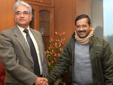 दिल्ली पुलिस और 'आप' में तनातनी, उपराज्यपाल से मिले नाराज केजरीवाल