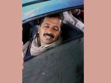 केजरीवाल को अस्‍थमा और बुखार, पूर्ण विश्राम करें: डॉक्‍टर 