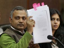 मामला कानून मंत्री सोमनाथ का आया तो पुलिस भूल गई सुप्रीम कोर्ट का आदेश