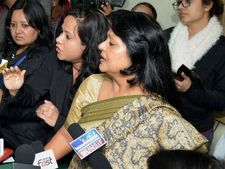 महिला नेता ने लगाया `आप` सरकार पर परेशान करने का आरोप