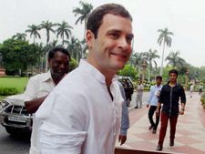 मनरेगा ने मजदूरों के पैरों के नीचे जमीन दी है: राहुल गांधी 