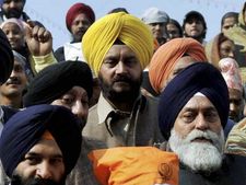 कांग्रेस मुख्‍यालय के बाहर सिखों का प्रदर्शन, कहा कांग्रेस सिखों की कातिल है