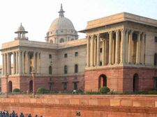 राष्‍ट्रपति भवन में नहीं जाने दिया, तो दंपति ने सड़क पर कपड़े उतार फेंके