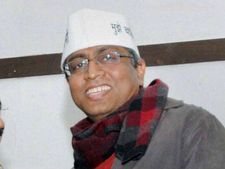 आशुतोष को टिकट देने पर 'आप' कार्यकर्ताओं का प्रदर्शन 