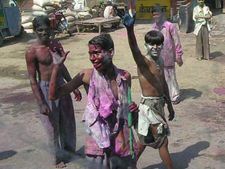 'तमंचे पर होली' और 'टली डांस' से सजा बाजार 