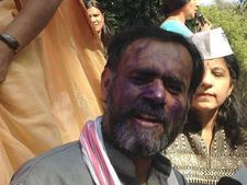 आम आदमी पार्टी के नेता योगेंद्र यादव के मुंह पर कालिख पोती