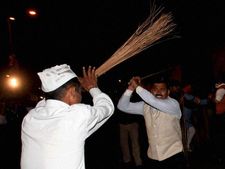 बीजेपी दफ्तर अटैक मामला में 'आप' पर आफत, सख्त कार्रवाई की मांग