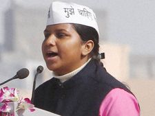 आप में टिकट बंटवारे पर घमासान, राखी बिड़ला पर आरोपों की बौछार 