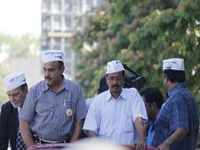 रोड शो में केजरीवाल पर हमला, युवक ने जड़ा थप्पड़, गिरफ्तार